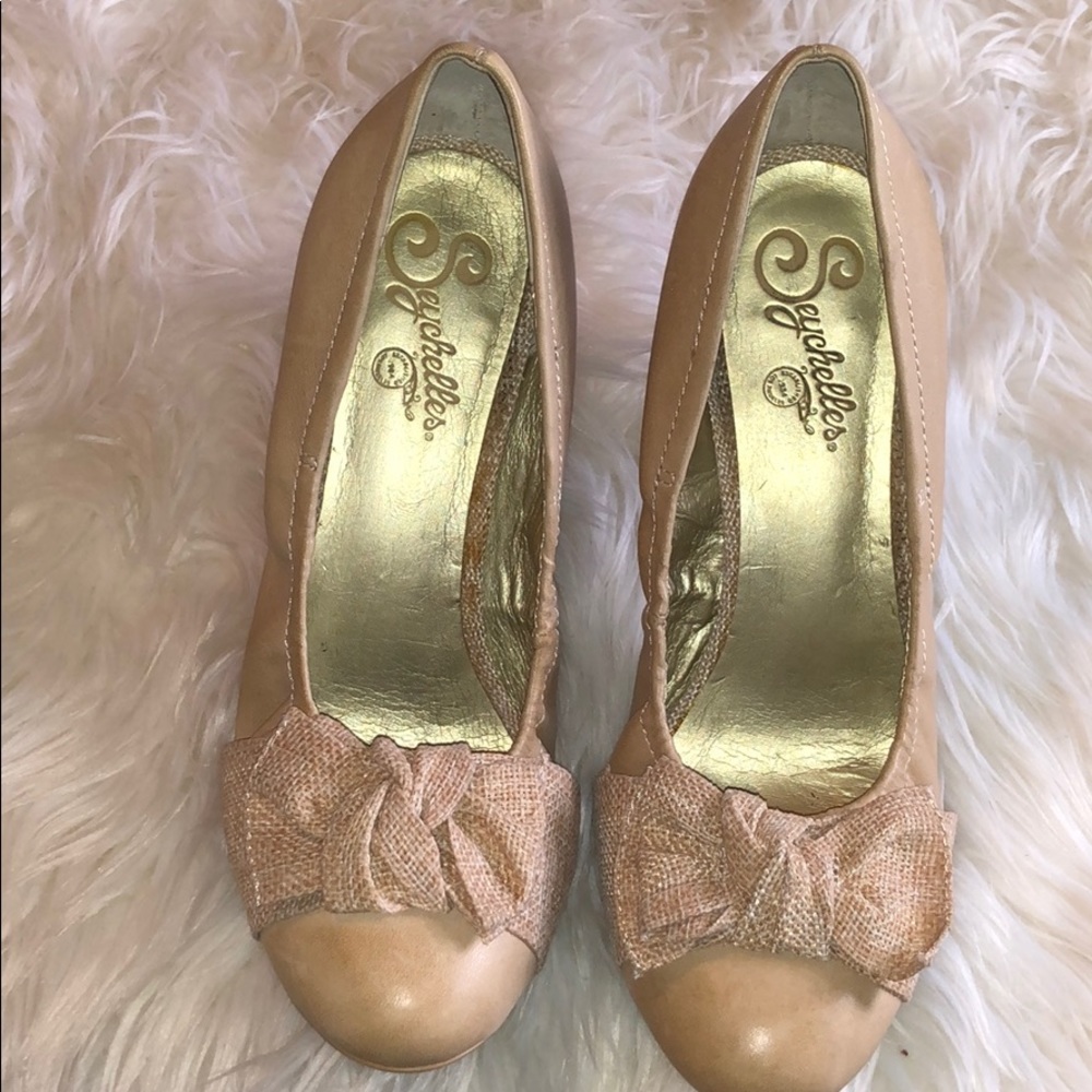SEYCHELLES LEATHER PUMPS WITH BURLAP BOWS